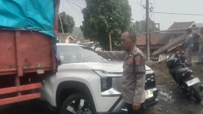 Truk Mundur di Tanjakan Jalan Subang–Cijambe, Minibus Mitsubishi Tertabrak