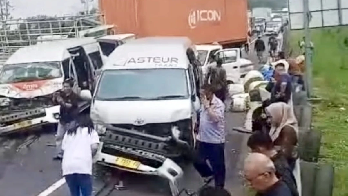 Diduga Gagal Rem, Truk Trailer Picu Tabrakan Beruntun di Tol Cipularang Km 91B