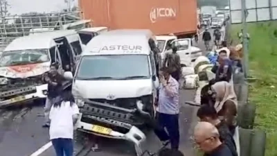 Diduga Gagal Rem, Truk Trailer Picu Tabrakan Beruntun di Tol Cipularang Km 91B