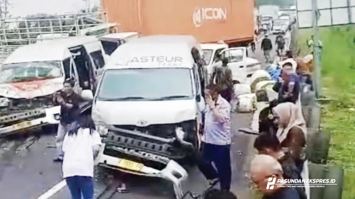 Diduga Gagal Rem, Truk Trailer Picu Tabrakan Beruntun di Tol Cipularang Km 91B
