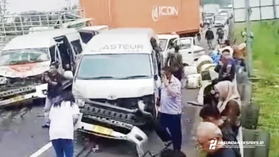Diduga Gagal Rem, Truk Trailer Picu Tabrakan Beruntun di Tol Cipularang Km 91B