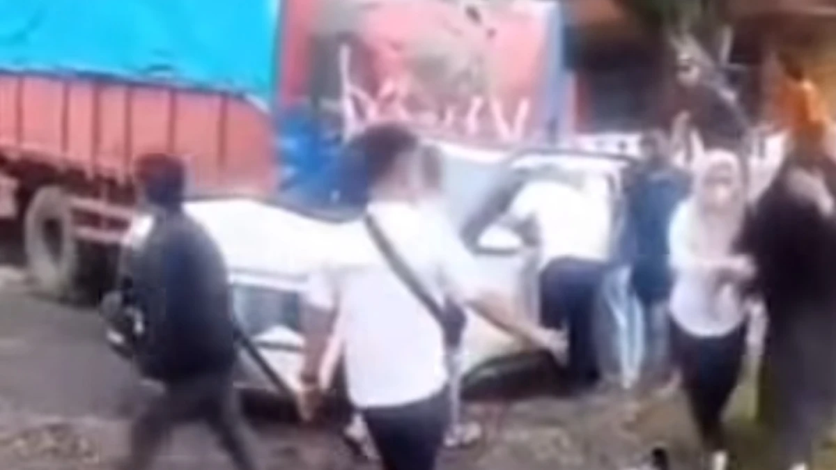 Kecelakaan Tanjakan Abah Subang, Tronton Mundur dan Tabrak Mobil di Belakang