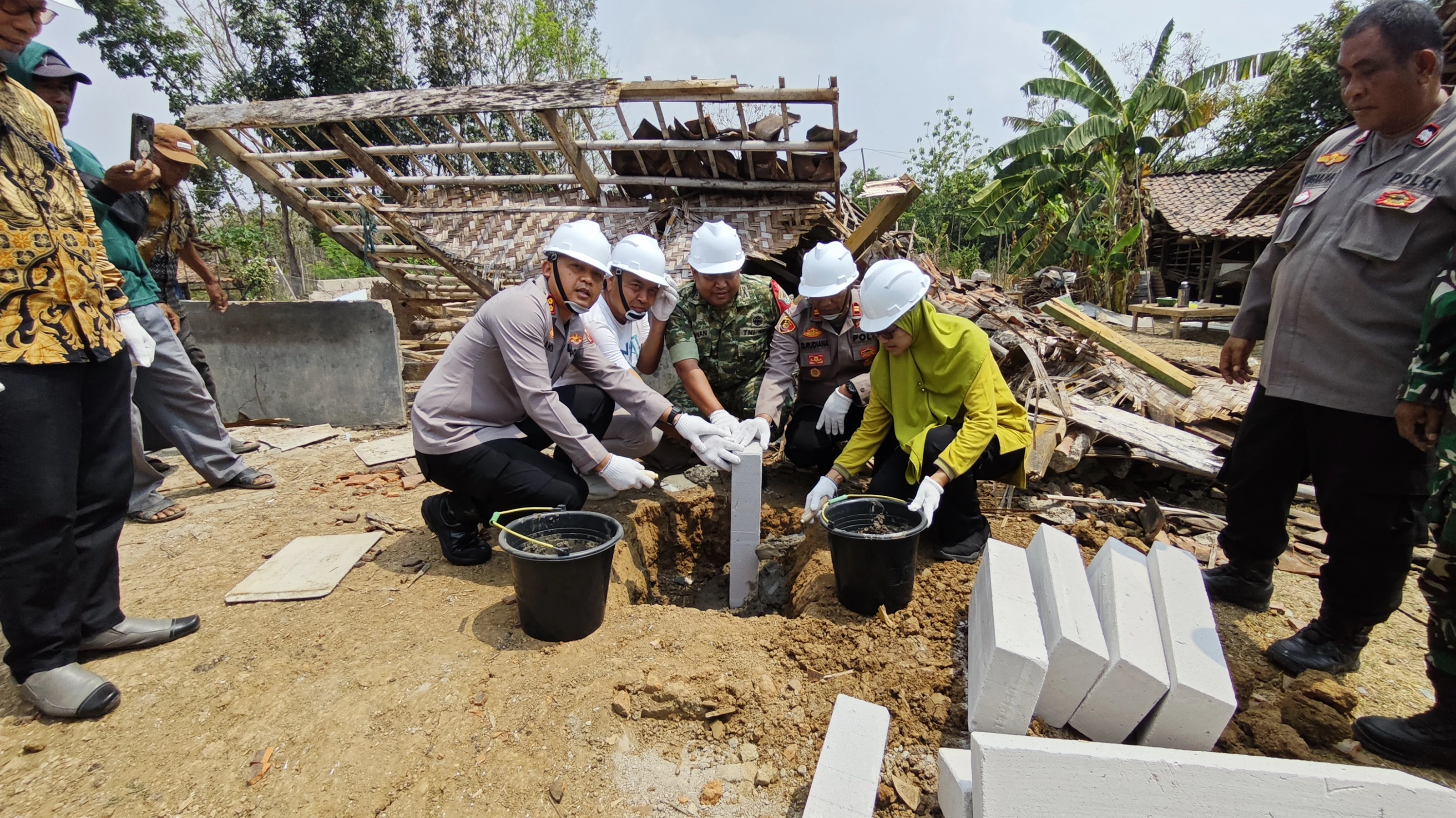Kades dan Warga Apresiasi Polres Subang Bantu Perbaiki Rumah Lansia di Padaasih