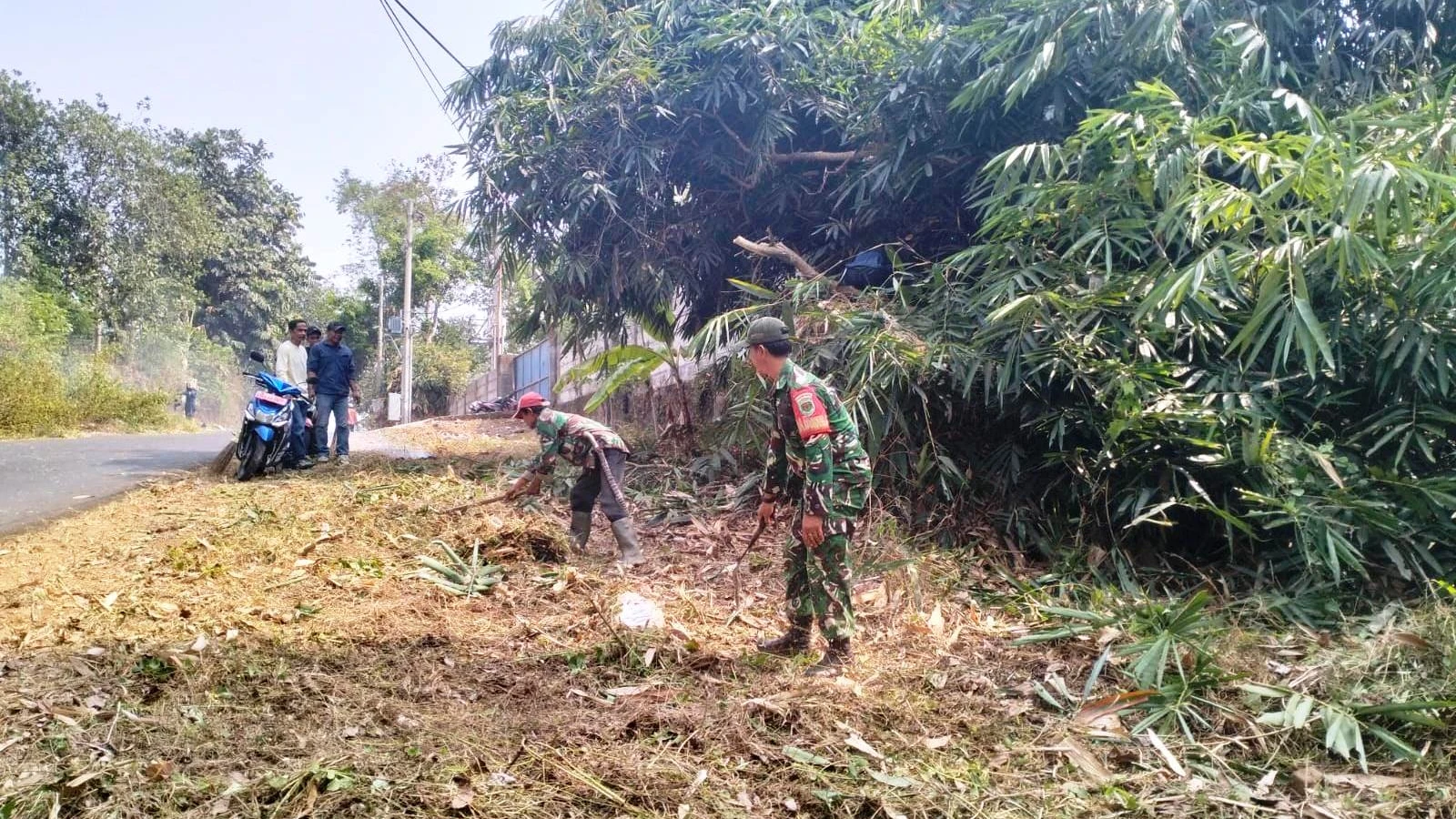 Jelang Musim Hujan, Babinsa dan Warga Cibogo Subang Bersihkan Jalan Sukamulya