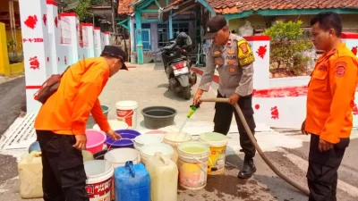BNPB - Polsek Jatiluhur Salurkan Air Bersih untuk Warga Desa Cisalada Purwakarta