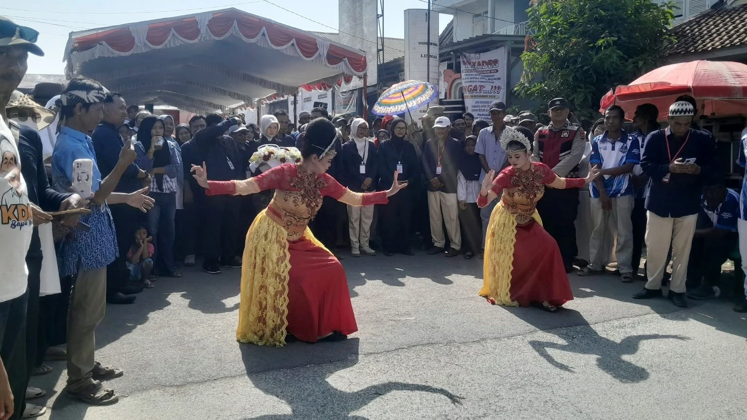 Tarian Tradisional Meriahkan Undian Nomor Urut Cakades Mulyasari