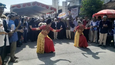 Tarian Tradisional Meriahkan Undian Nomor Urut Cakades Mulyasari