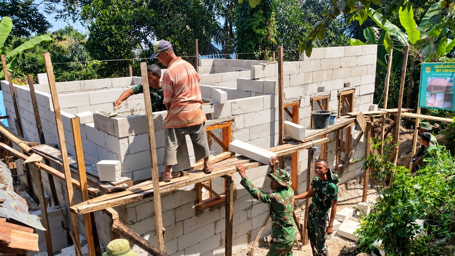 Emak Ruhimah dan Abah Casmita Terima Bantuan Rutilahu TMMD