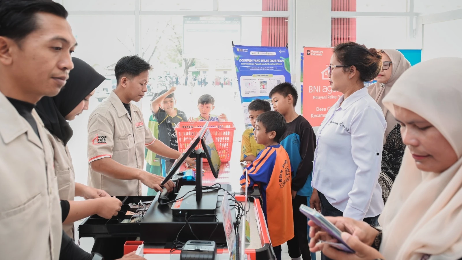 Dekatkan Layanan ke Desa, PLN dan Wamendagri Dorong Transaksi Listrik Mudah Lewat KDKMP di Jawa Barat