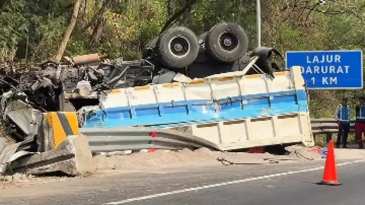 Truk Pasir Terguling di Tol Cipularang KM 91 Arah Jakarta, Petugas Turun ke Lokasi