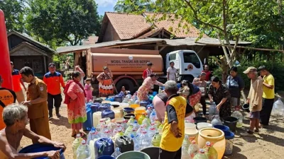 Miris! Warga Cilacap Rela Jalan 3 Km demi Air Bersih, Antre sampai Malam