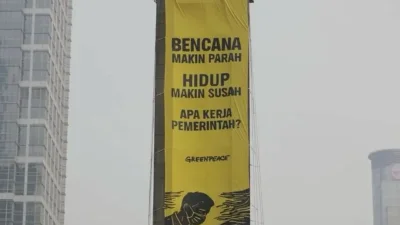 Greenpeace Kritik Pemerintah di Bundaran HI, Soroti Krisis Iklim dan Biaya Hidup