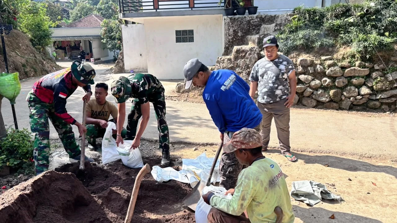 Satgas TMMD dan Warga Gotong Royong Bangun Sarana Air Bersih di Cupunagara