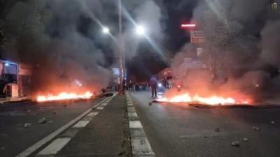 Simpang Dago Bandung Jadi Arena Bentrokan, Situasi Pecah Pukul 22.00 WIB!