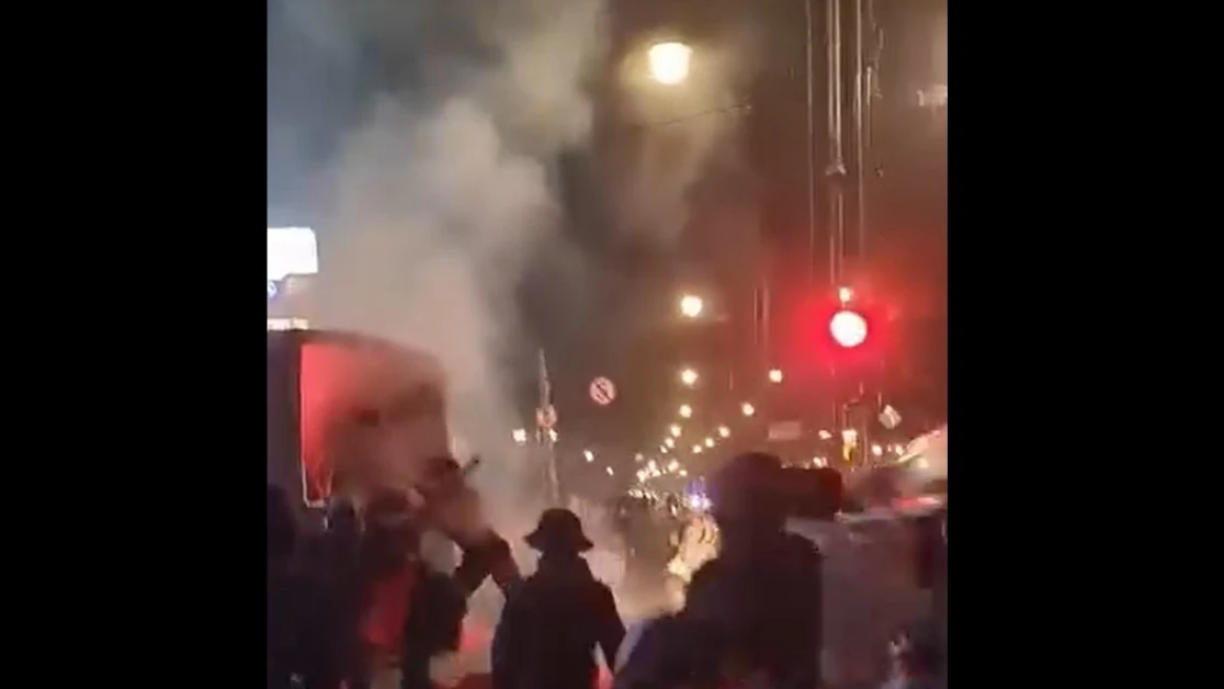 Demo di Bandung Berujung Ricuh, Massa Serang Truk Polisi
