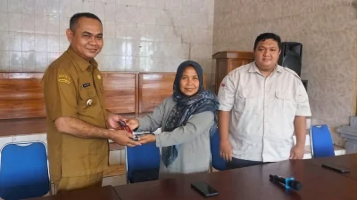 Cakades Petahana Desa Rangdu Serahkan Aset Kendaraan Dinas