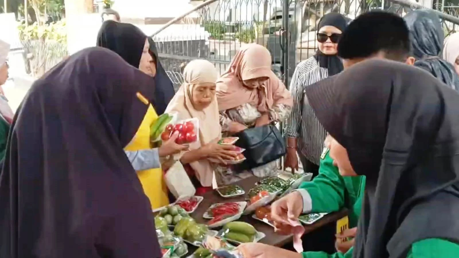 Gerakan Pangan Murah, Warga Rela Antre di Bazar Sembako Dispangtan Purwakarta
