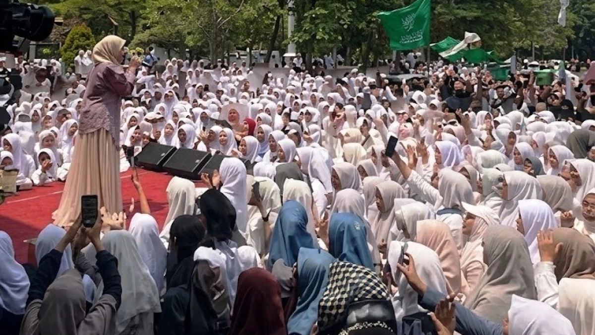 Khidmat dan Meriah, Belasan Ribu Santri Peringatan Hari Santri ke-62 di Purwakarta