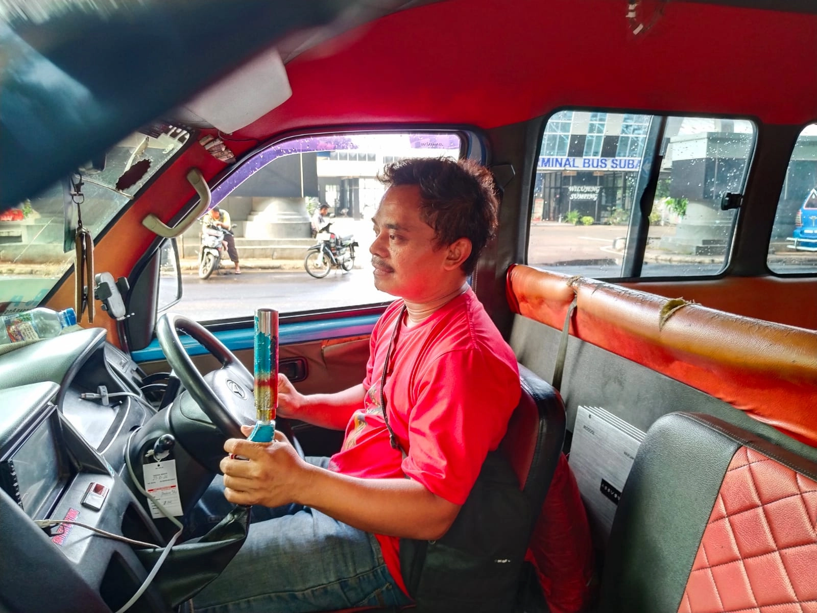 Dadan tengah bersiap mengendari mobil angkotnya untuk mencari penumpang. Dadan tengah bersiap mengendari mobil angkotnya untuk mencari penumpang.