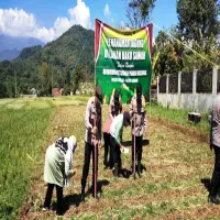 Tanam Jagung Hibrida, Polsek Cisalak Dukung Swasembada Pangan