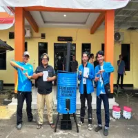 Kurangi Sampah, KKNM Universitas Subang Serahkan Insinerator kepada Pemdes Kalijati Barat