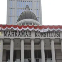 TOK! MK Larang Menteri dan Wamen Rangkap Jabatan Komisaris BUMN dan Swasta