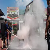 Massa Geruduk Kejari hingga Bakar Tong, Kajari Turun Tangan