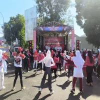 Ribuan Warga Ikuti Gebyar Senam di Pasirkareumbi