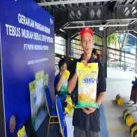 Masyarakat Happy Pupuk Indonesia Salurkan 2.574 Paket Beras SPHP