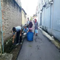 Cegah Penyakit, Warga di Purwakarta Kompak Bersihkan Lingkungan