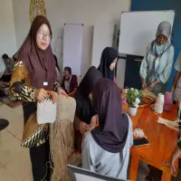 Sekar Ajari Remaja Bahasa Asing dan Makrame Bernilai Ekonomis