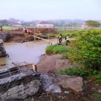 Jembatan Belum Rampung, Pelajar Manfaatkan Sasak Bambu Menuju Sekolah