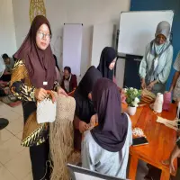 Program Pengembangan Masyarakat Purna Pekerja Migran, Sekar Ajari Remaja Bahasa Asing dan Makrame Bernilai Ekonomis