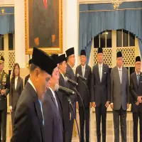 Prabowo Subianto Resmi Lantik Erick Thohir sebagai Menpora