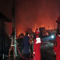 Kebakaran Hebat di Purwakarta, Hanguskan 20 Kios di Pusat Oleh-oleh Khas Priangan Bungursari