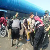 Peringati HUT TNI ke-80, Koramil 0912 Bersih-bersih Pasar Panorama Lembang