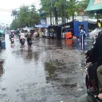 Drainase Buruk, Jalan Provinsi Depan Pasar Panorama Lembang Tergenang Banjir