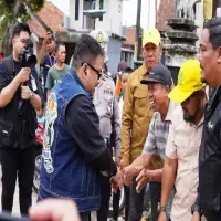 Bupati Subang, Kang Rey Saba Desa di Jalancagak, Serahkan Bantuan Dua Unit Genset