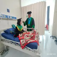 Mahasiswi Kecelakaan, Penyematan Toga Wisuda STEINU Subang Dilakukan di Rumah Sakit