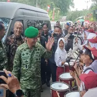 Silaturhami ke Cigarukgak Subang, Pangdam Serahkan Kunci Rumah Tidak Layak Huni dan Bansos