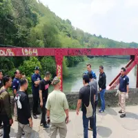 Olah TKP, Jasad Dina Dibungkus Kardus dan Dibuang di Jembatan Merah di Purwakarta, Polisi Dalami Motif hingga Peran Pihak Lain