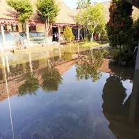 Saluran Irigasi Rembes, SDN Setia Karya di Subang Tergenang