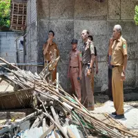 Camat Pusakanagara Subang Bareng Warga Tinjau Kondisi Rumah Warga yang Ambruk