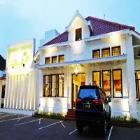 5 Tempat Makan Lesehan di Bandung yang Enak dan Murah