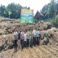 Dukung Ketahanan Pangan, Polisi di Jalancagak Turun ke Sawah Tanam Jagung
