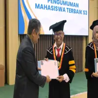 Dede Supendi Wisudawan Terbaik Program Doktor Administrasi Pendidikan UPI, Raih Indeks Prestasi Kumulatif Sempurna