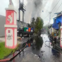 Kebakaran Pabrik Pengolahan Limbah Oli di Karawang Berhasil Dipadamkan Setelah 8 Jam