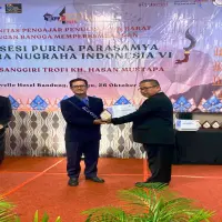 Ketua MGMP, Kartiwa Raih Anugerah Parasamya Susastra Nugraha Indonesia 2025