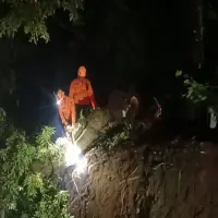 Lagi, Pohon Tumbang Timpa Mobil dan Motor di Jalan Raya Jalancagak-Ciater