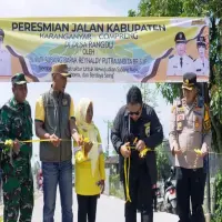 Kang Rey Saba Desa di Pusakajaya Subang, Resmikan Jalan Hingga Bermain Sepak Bola